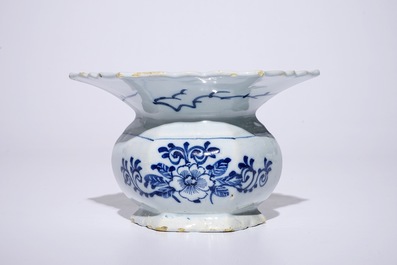 Un cr&acirc;choir en fa&iuml;ence de Delft bleu et blanc, 18&egrave;me