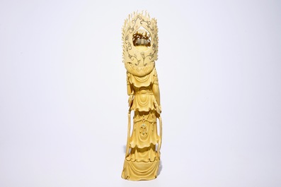 Een grote Chinese ivoren figuur van Guanyin met inlegwerk, 19e eeuw