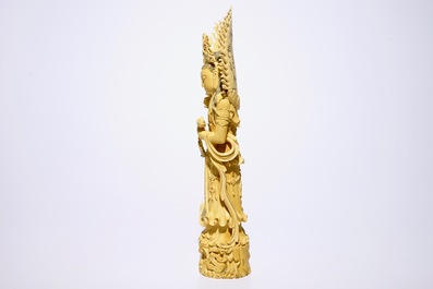 Een grote Chinese ivoren figuur van Guanyin met inlegwerk, 19e eeuw