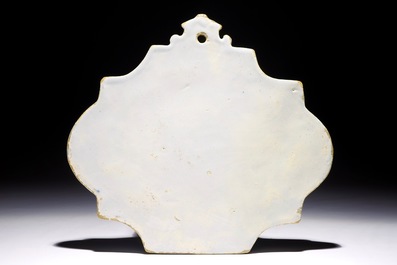 Une plaque en fa&iuml;ence de Delft bleu et blanc &agrave; d&eacute;cor de cerfs dans un paysage, 18&egrave;me