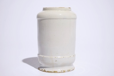 Un pot de pharmacie en fa&iuml;ence de Delft polychrome de forme albarello, 18&egrave;me