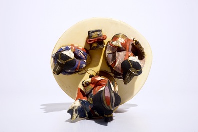 Een polychrome Japanse ivoren okimono van dames bij een cadeau, Meiji, begin 20e eeuw