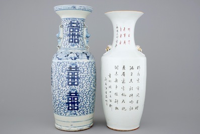 Een grote Chinese famille rose vaas en een blauw-witte vaas, 19/20e eeuw