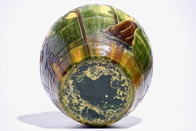Un grand vase en poterie flamande &agrave; d&eacute;cor de figures, prob. Laigneil, Courtrai, d&eacute;but du 20&egrave;me
