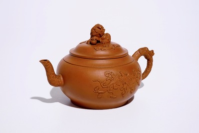 Une th&eacute;i&egrave;re et son couvercle en gr&egrave;s de Yixing, Chine, Kangxi