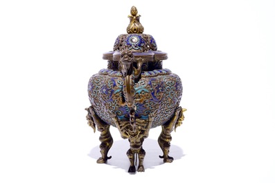 Un br&ucirc;le-parfum sur pieds en forme de lion en bronze &eacute;maill&eacute; et dor&eacute;, Chine, 18/19&egrave;me