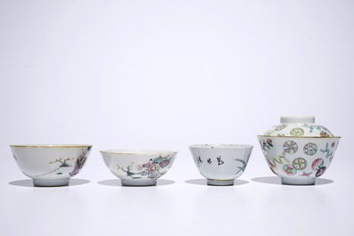 Een lot van vier Chinese famille rose kommen, &eacute;&eacute;n met deksel, 19/20e eeuw