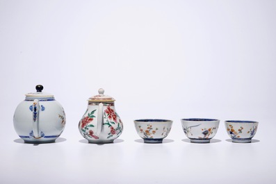 Een Chinese famille verte theepot met 3 kopjes, Kangxi en een famille rose theepot met hanen, Yongzheng