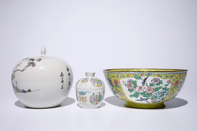 Un lot en porcelaine de Chine famille rose et bleu et blanc avec un bol en &eacute;mail de Canton, 19/20&egrave;me
