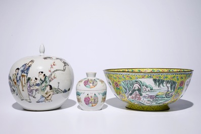 Un lot en porcelaine de Chine famille rose et bleu et blanc avec un bol en &eacute;mail de Canton, 19/20&egrave;me