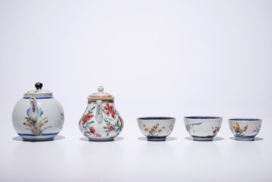 Een Chinese famille verte theepot met 3 kopjes, Kangxi en een famille rose theepot met hanen, Yongzheng