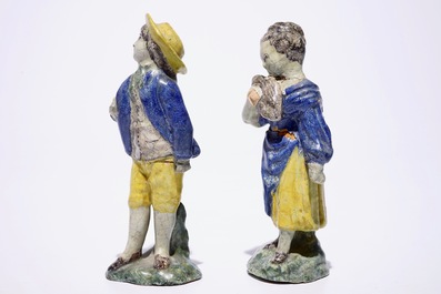 Une paire de figures d'amoureux en fa&iuml;ence polychrome, Nord de la France, fin du 18&egrave;me