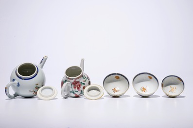 Een Chinese famille verte theepot met 3 kopjes, Kangxi en een famille rose theepot met hanen, Yongzheng