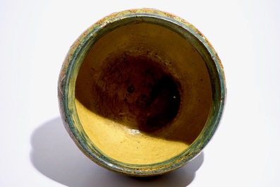 Un grand cache-pot en poterie flamande &agrave; d&eacute;cor de paons, sign&eacute; LMV, Torhout, vers 1900