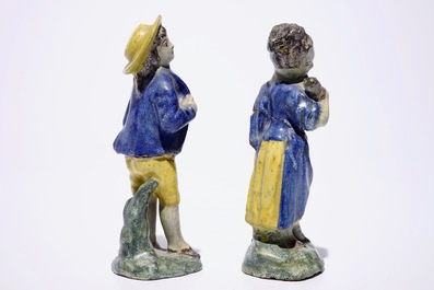 Une paire de figures d'amoureux en fa&iuml;ence polychrome, Nord de la France, fin du 18&egrave;me