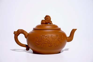 Une th&eacute;i&egrave;re et son couvercle en gr&egrave;s de Yixing, Chine, Kangxi