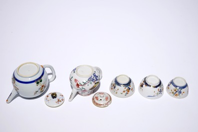 Een Chinese famille verte theepot met 3 kopjes, Kangxi en een famille rose theepot met hanen, Yongzheng