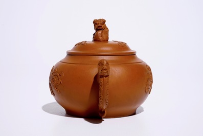 Une th&eacute;i&egrave;re et son couvercle en gr&egrave;s de Yixing, Chine, Kangxi