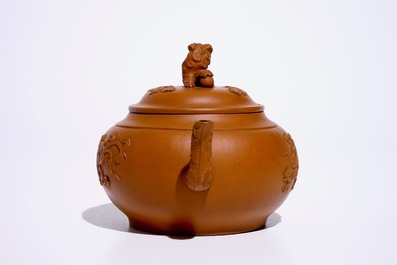 Une th&eacute;i&egrave;re et son couvercle en gr&egrave;s de Yixing, Chine, Kangxi