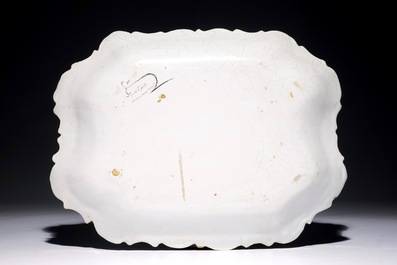 Un plat armori&eacute; "de Mathelin" en fa&iuml;ence de Bruxelles ou le Nord de la France, 18/19&egrave;me