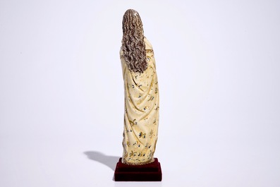 Un grand mod&egrave;le indo-portugais d'une Vierge en ivoire sculpt&eacute; polychrome, Goa, 17&egrave;me