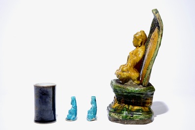 A Chinese sancai Buddha on a throne, two turquoise Guanyin figures and a black and gilt brushpot, 18/19th C.