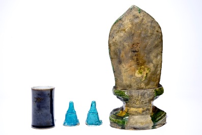 A Chinese sancai Buddha on a throne, two turquoise Guanyin figures and a black and gilt brushpot, 18/19th C.