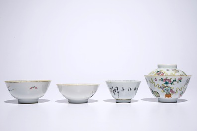Een lot van vier Chinese famille rose kommen, &eacute;&eacute;n met deksel, 19/20e eeuw