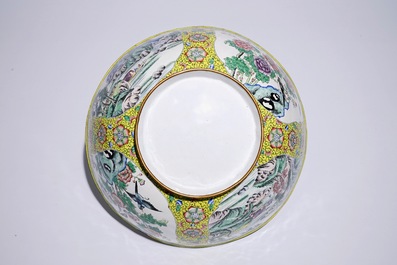 Un lot en porcelaine de Chine famille rose et bleu et blanc avec un bol en &eacute;mail de Canton, 19/20&egrave;me
