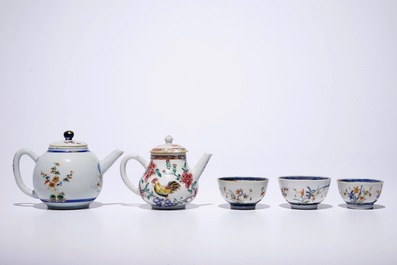 Een Chinese famille verte theepot met 3 kopjes, Kangxi en een famille rose theepot met hanen, Yongzheng