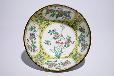 Un lot en porcelaine de Chine famille rose et bleu et blanc avec un bol en &eacute;mail de Canton, 19/20&egrave;me