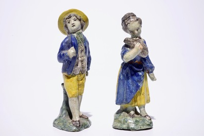 Une paire de figures d'amoureux en fa&iuml;ence polychrome, Nord de la France, fin du 18&egrave;me