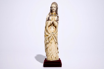Un grand mod&egrave;le indo-portugais d'une Vierge en ivoire sculpt&eacute; polychrome, Goa, 17&egrave;me