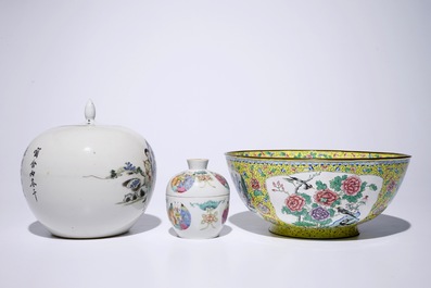 Un lot en porcelaine de Chine famille rose et bleu et blanc avec un bol en &eacute;mail de Canton, 19/20&egrave;me
