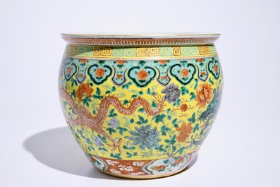A small Chinese famille verte fish bowl with dragons on a yellow ground, 19th C.