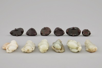 Tien diverse kleine jade sculpturen op houten sokkels, 19/20e eeuw