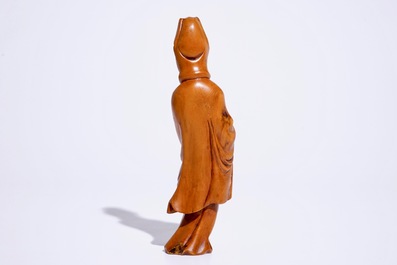 Een Chinees gesculpteerd houten model van een Guanyin, 19/20e eeuw