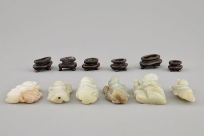 Tien diverse kleine jade sculpturen op houten sokkels, 19/20e eeuw