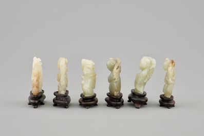 Tien diverse kleine jade sculpturen op houten sokkels, 19/20e eeuw