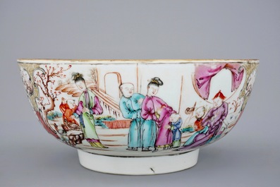 Een grote Chinese famille rose kom met mandarijns decor, Qianlong