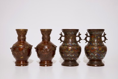 Deux paires de vases en bronze et &eacute;mail champlev&eacute;, Japon, Meiji, 19&egrave;me