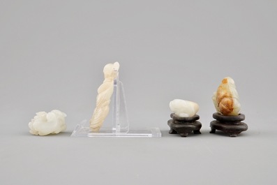 Tien diverse kleine jade sculpturen op houten sokkels, 19/20e eeuw