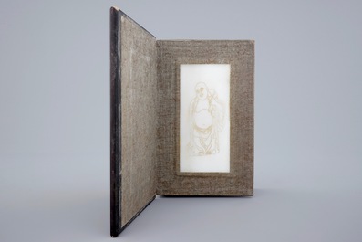 Un livre en bois compos&eacute; de plaques de jade blanc grav&eacute;es aux textes et sceaux, Chine, 20&egrave;me