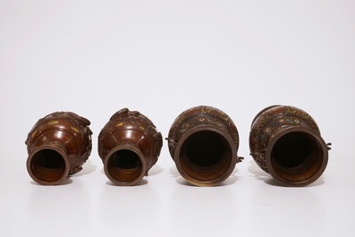 Deux paires de vases en bronze et &eacute;mail champlev&eacute;, Japon, Meiji, 19&egrave;me