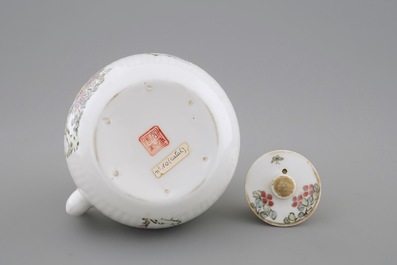 A Chinese qianjiang cai teapot and cover, 19/20th C.