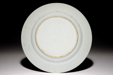 Une assiette armori&eacute;e de Tuineman en porcelaine de Chine famille rose pour le march&eacute; hollandais, Yongzheng