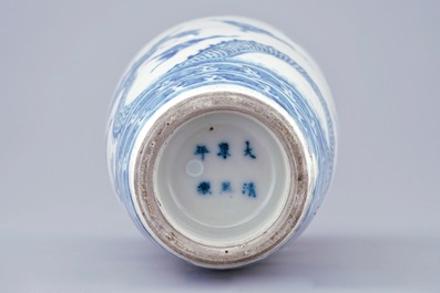 Un vase de forme meiping aux dragons en porcelaine de Chine bleu et blanc, marque Kangxi, 19&egrave;me