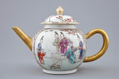 A Chinese famille rose mandarin teapot and two spoon trays, Qianlong