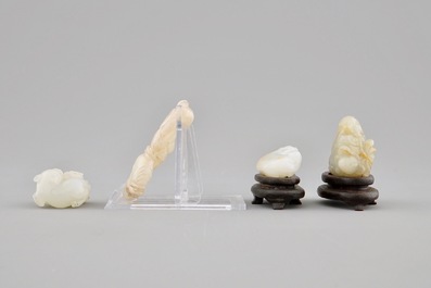Tien diverse kleine jade sculpturen op houten sokkels, 19/20e eeuw