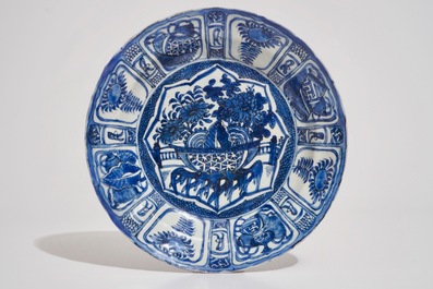 Een gevarieerd lot Chinees blauw-wit en famille rose porselein, Wanli, Kangxi en later